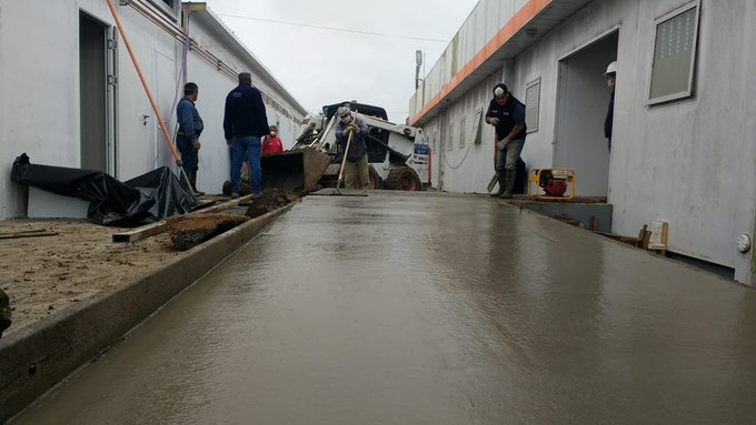 El Hospital Modular ya está casi terminado: construyen veredas e instalan cableado de energía